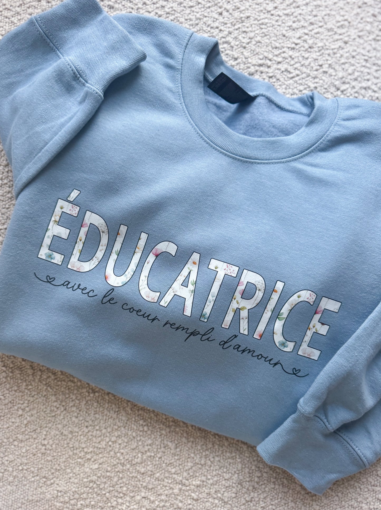 Éducatrice Avec Le Coeur Rempli D'Amour Crewneck