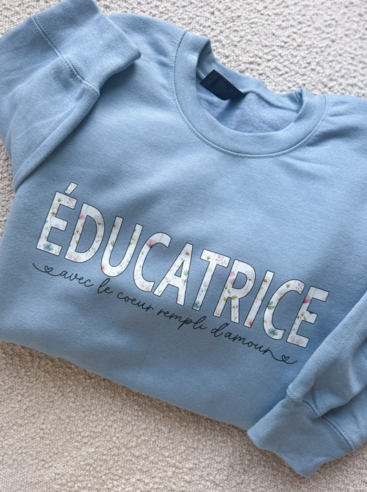 Éducatrice Avec Le Coeur Rempli D'Amour Crewneck