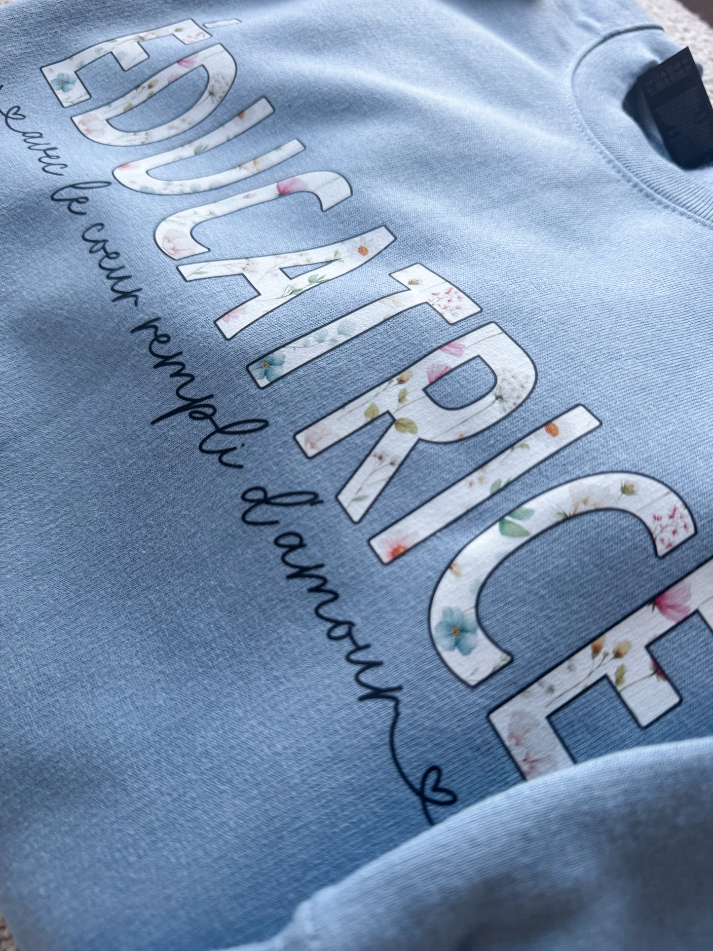 Éducatrice Avec Le Coeur Rempli D'Amour Crewneck