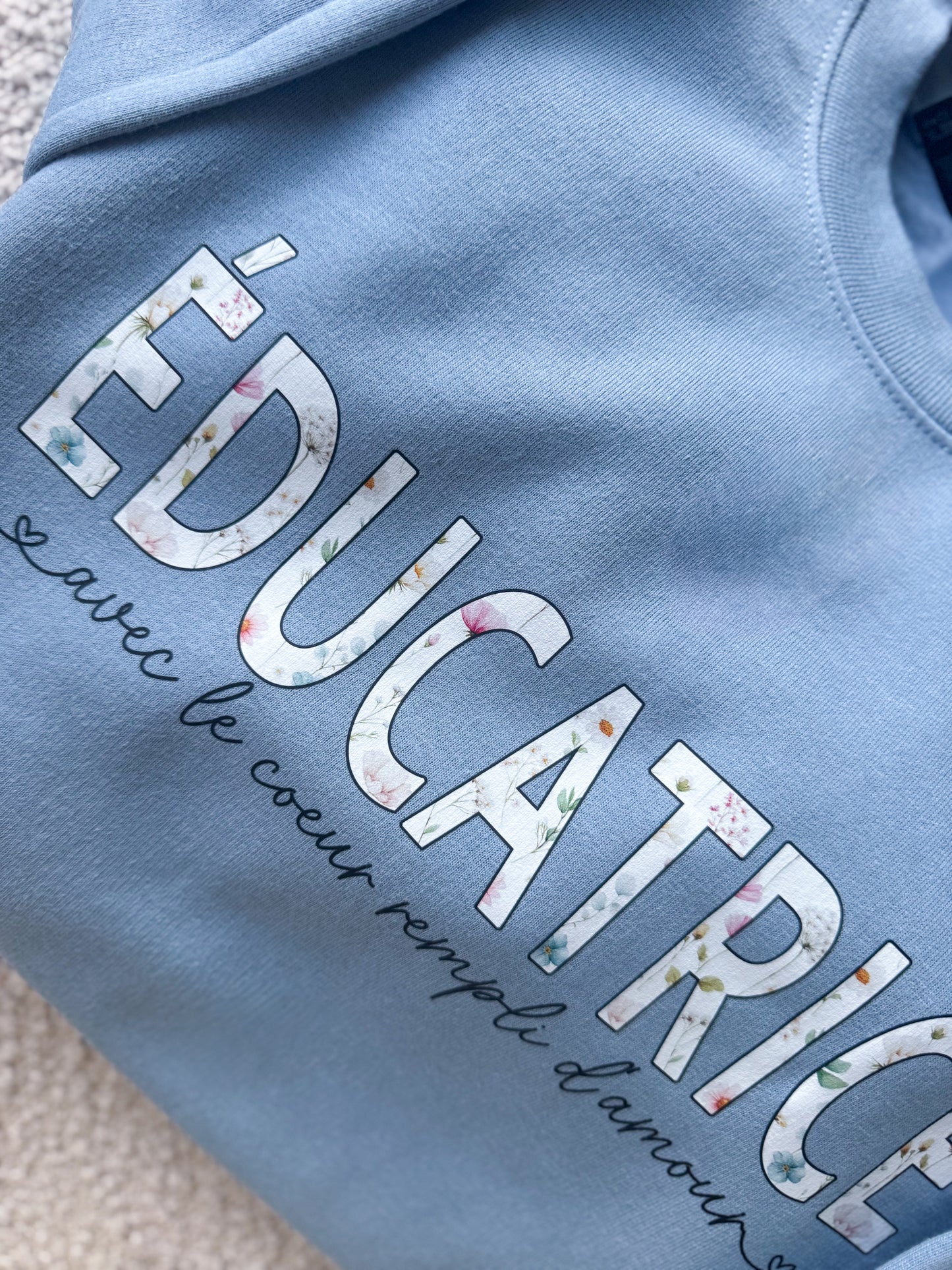 Éducatrice Avec Le Coeur Rempli D'Amour Crewneck