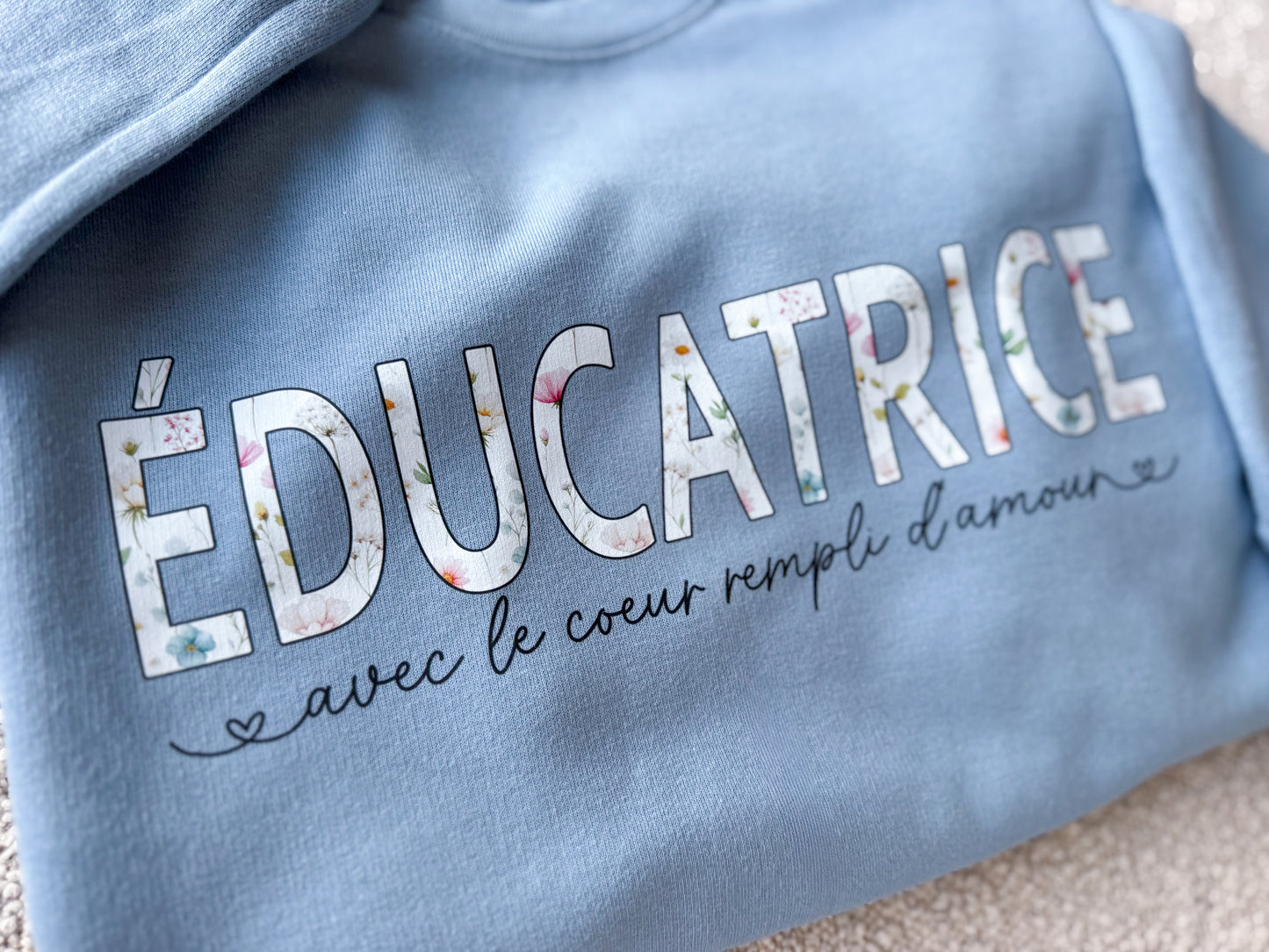 Éducatrice Avec Le Coeur Rempli D'Amour Crewneck