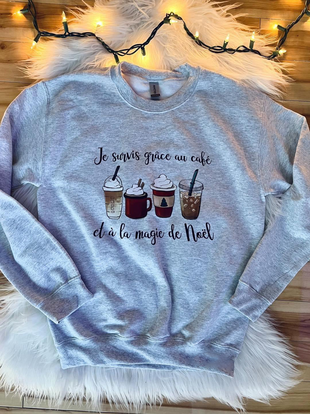 Je Survis Grâce Au Café Et à la Magie de Noël Crewneck