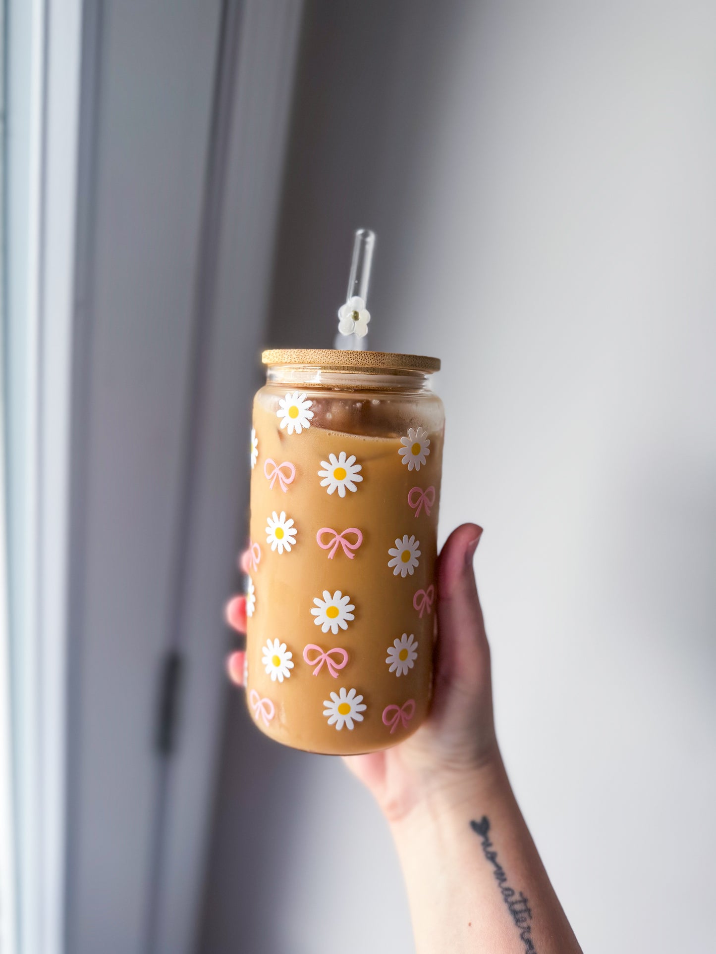 16 Oz Glass with Bamboo Lid Daisies And Bows