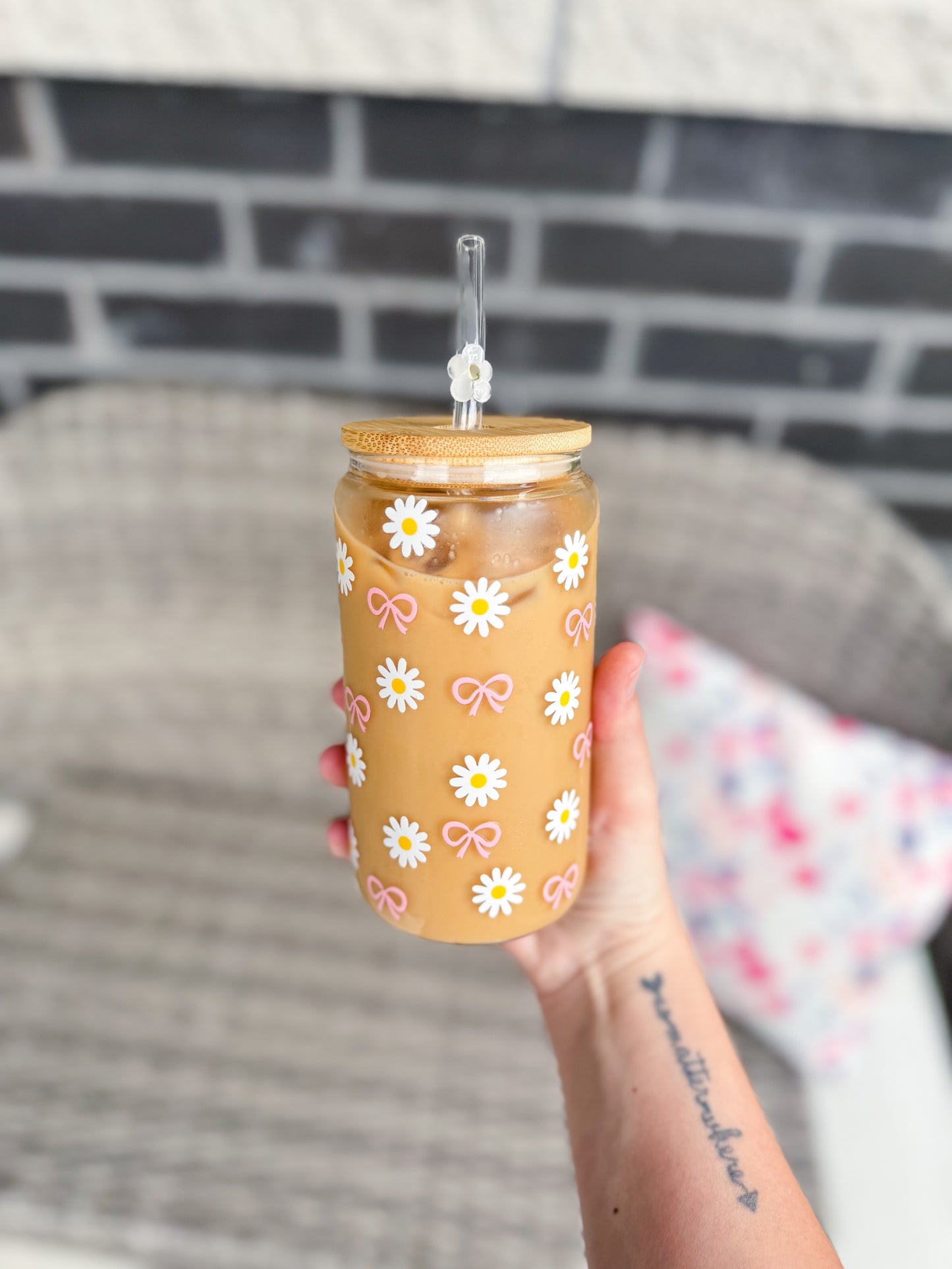 16 Oz Glass with Bamboo Lid Daisies And Bows