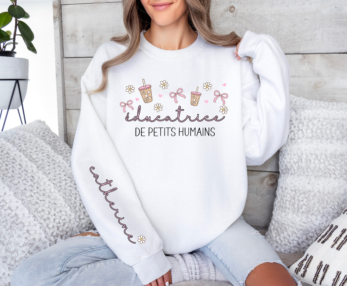 Éducatrice de Petits Humains With Name On Sleeve Crewneck